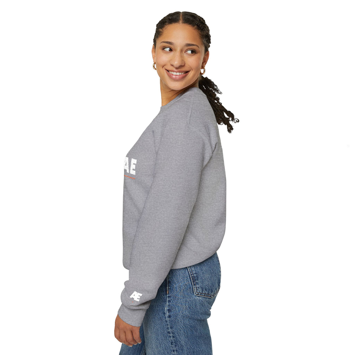 Bluză crewneck brodată AIAE — wordmark cu linie roșie