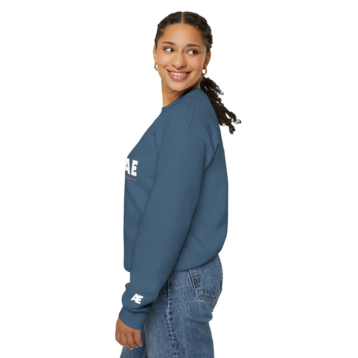 Bluză crewneck brodată AIAE — wordmark cu linie roșie