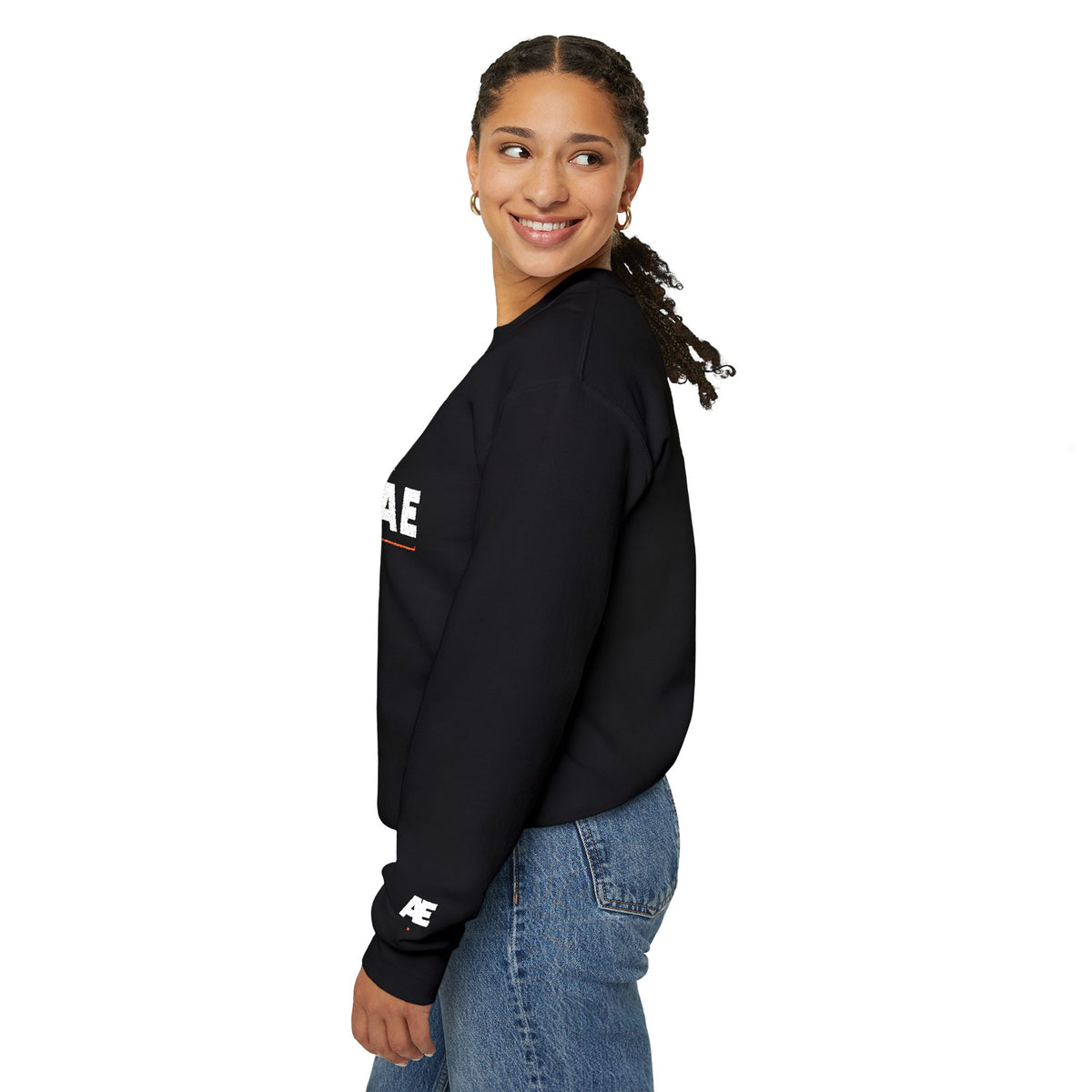 Bluză crewneck brodată AIAE — wordmark cu linie roșie