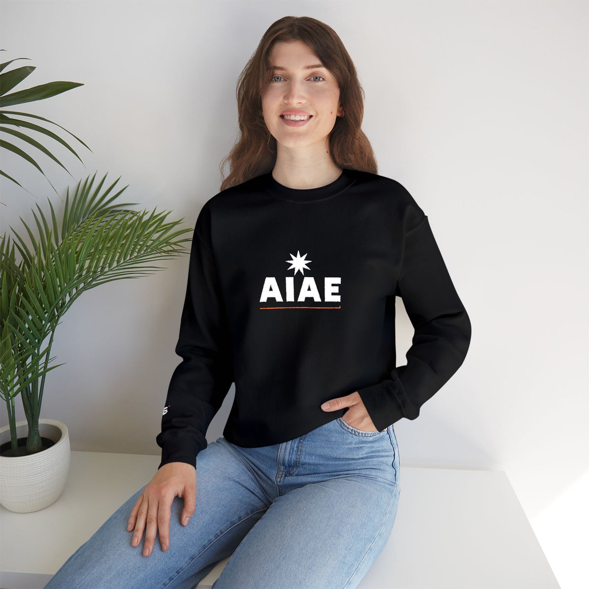 Bluză crewneck brodată AIAE — wordmark cu linie roșie
