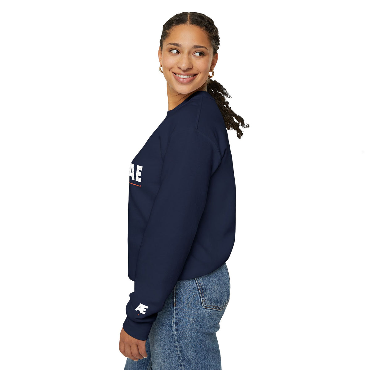 Bluză crewneck brodată AIAE — wordmark cu linie roșie