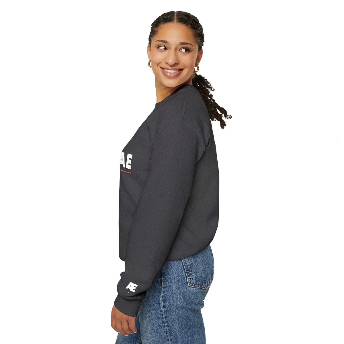 Bluză crewneck brodată AIAE — wordmark cu linie roșie